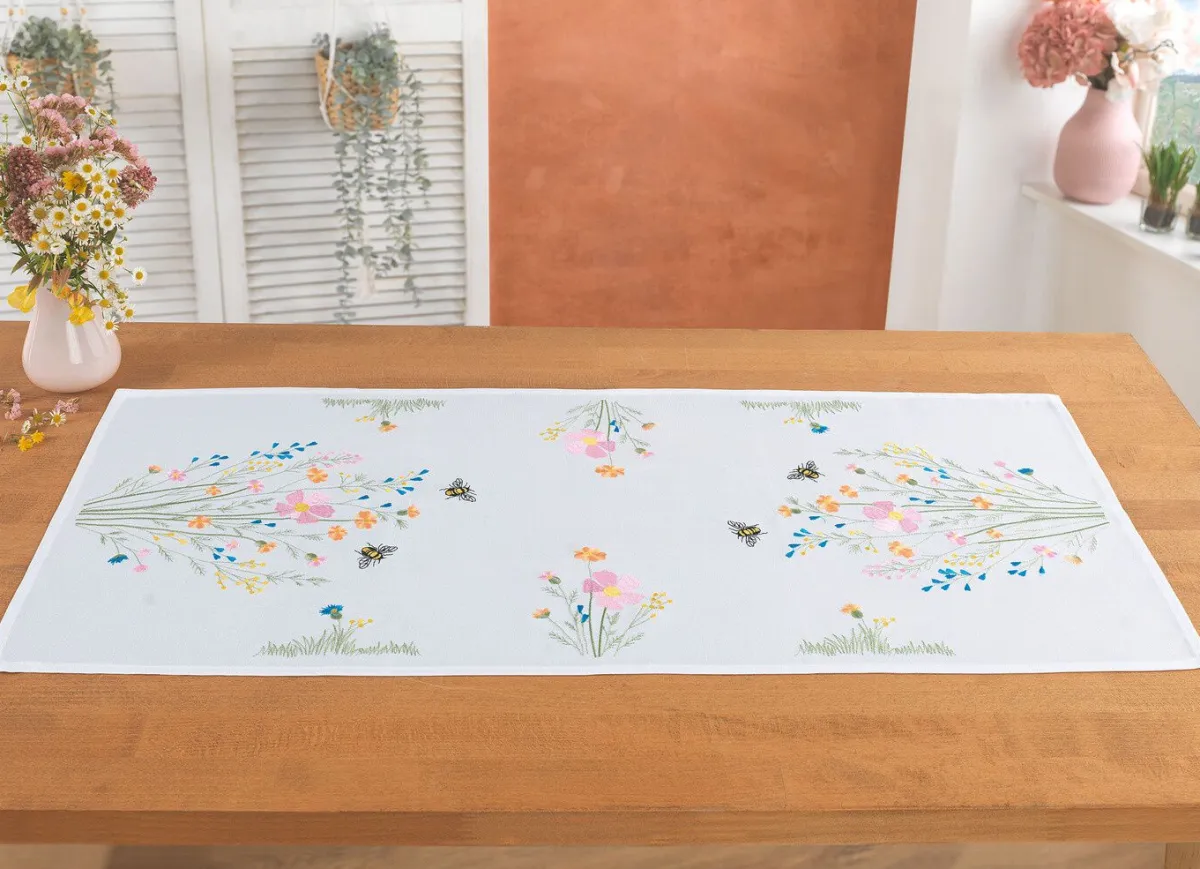BADER Bestickte Tisch- und Raumdekoration mit Wiesenblumen-Motiv