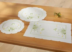 BADER Bestickte Tisch- und Raumdekoration mit Schneeglöckchen-Dessin